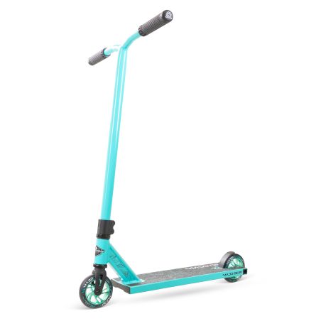 Ein türkisfarbener Stunt-Scooter mit schwarzen Griffen und schwarzem Grip-Tape auf weißem Hintergrund.