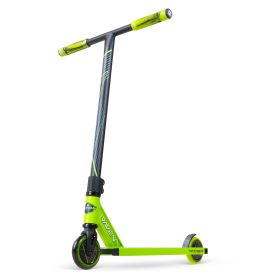 Ein grün-schwarzer Stunt-Scooter mit zwei Rädern und breitem Lenker vor weißem Hintergrund.