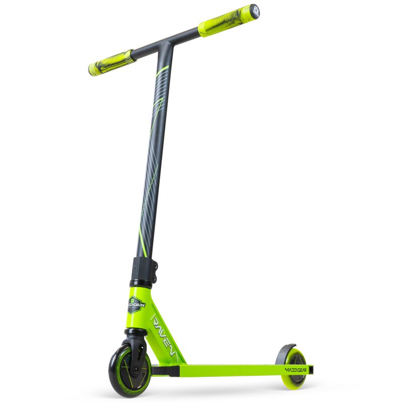 Ein grün-schwarzer Stunt-Scooter mit zwei Rädern und breitem Lenker vor weißem Hintergrund.