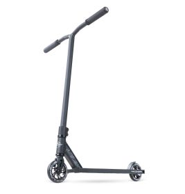 Schwarzer Freestyle-Stunt-Scooter mit zwei kleinen Rädern und geradem Lenker vor weißem Hintergrund.