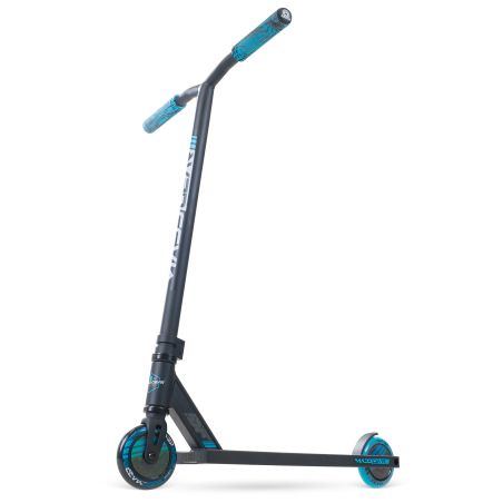 Schwarz-blauer Stuntscooter mit T-Lenker und zwei kleinen Rädern vor weißem Hintergrund.