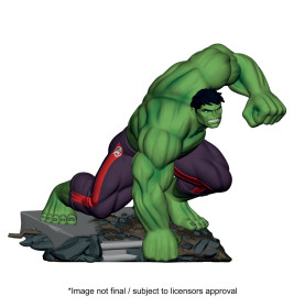 Hulk kniet auf Trümmern, hebt die Faust, trägt lila Hose mit roten Streifen und X-Men-Logo.