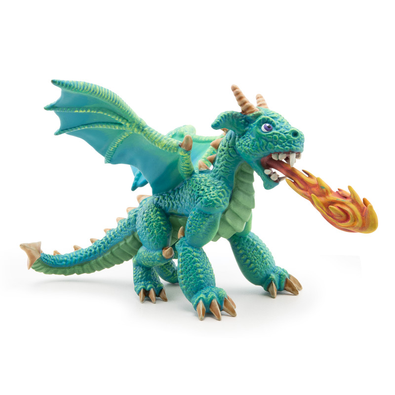 Ein grüner Spielzeugdrache mit Flügeln speit orange-gelbes Feuer.