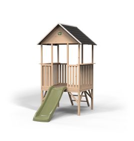 Holzspielhaus auf Stelzen mit grünem Rutsche und schwarzem Dach vor weißem Hintergrund.