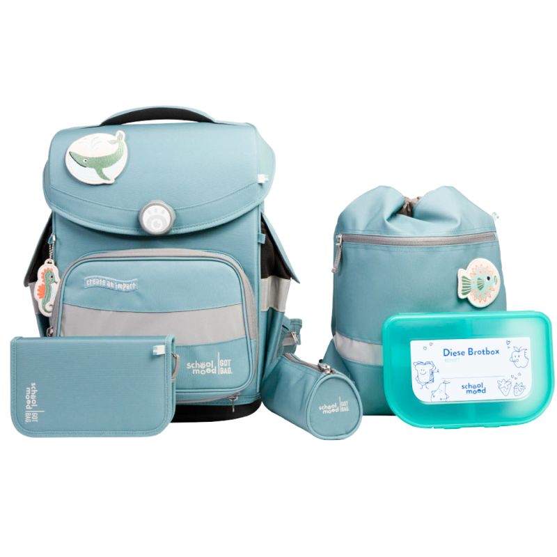Ein Set blauer Schulutensilien: Rucksack, Brottasche, Federmäppchen, Ordner und Lunchbox. Ein Set blauer Schulutensilien: Rucksack, Brottasche, Federmäppchen, Ordner und Lunchbox.