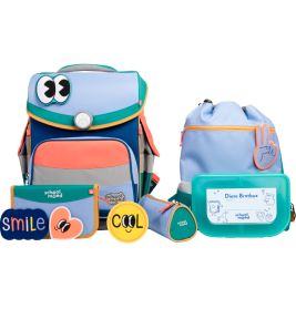 Buntes Schulrucksack-Set mit Brotdose, Federmäppchen, Aufnähern und blauem Turnbeutel.