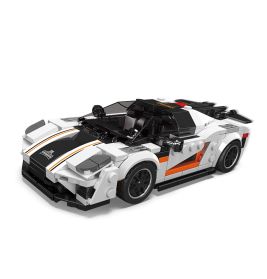 LEGO-Modell eines weißen Sportwagens mit schwarzen und orangen Akzenten, frontal aufgenommen.