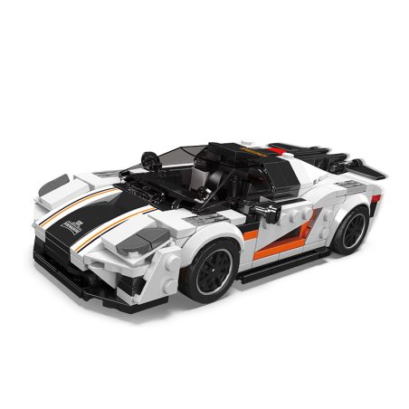 LEGO-Modell eines weißen Sportwagens mit schwarzen und orangen Akzenten, frontal aufgenommen.