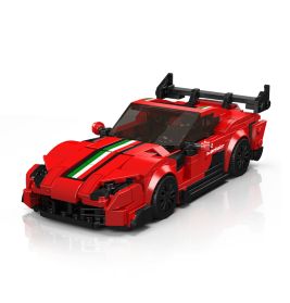Rotes LEGO-Sportauto mit Heckspoiler sowie weißen und grünen Rennstreifen auf der Motorhaube.