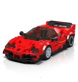Rotes LEGO-Sportauto mit schwarzen Akzenten und Heckspoiler, frontal auf weißem Hintergrund fotografiert.