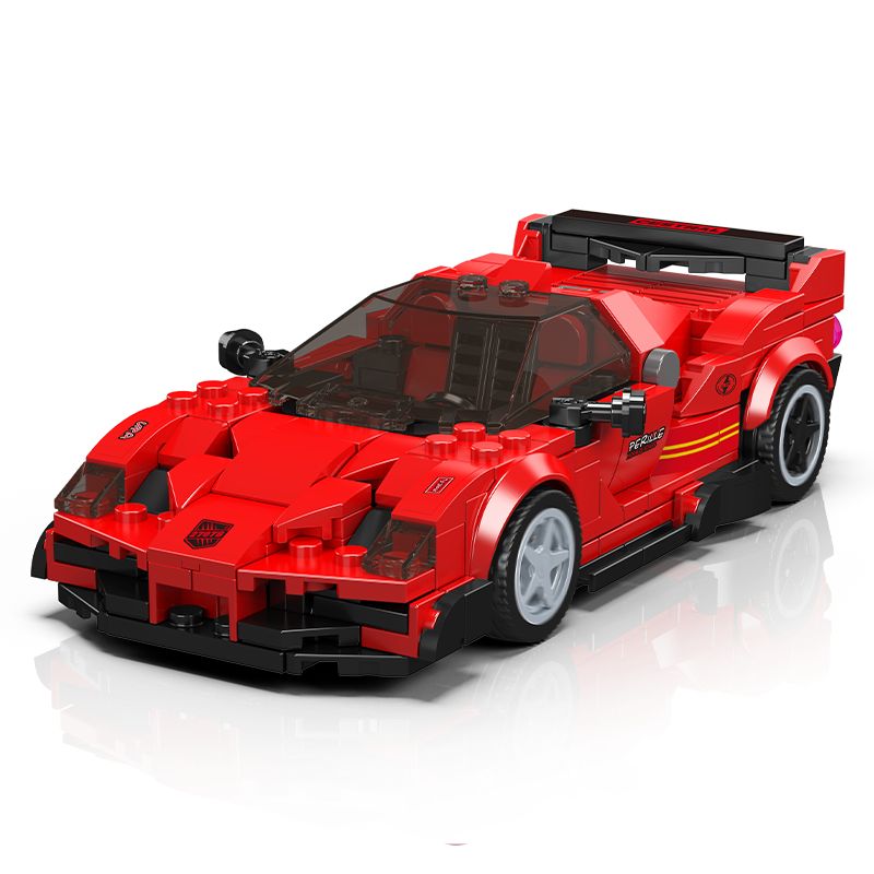 Rotes LEGO-Sportauto mit schwarzen Akzenten und Heckspoiler, frontal auf weißem Hintergrund fotografiert.