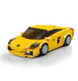 Gelbes LEGO-Sportwagenmodell mit schwarz getönten Scheiben und detailreicher Karosserie vor weißem Hintergrund.