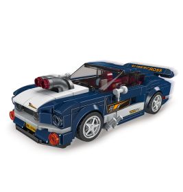 Blau-weißes Spielzeug-Rennauto mit Spoiler, roten Lichtern und Details, gebaut aus Steckbausteinen.