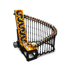 LEGO Murmelbahn mit orangener Spirale und schwarzem Gestell vor weißem Hintergrund.