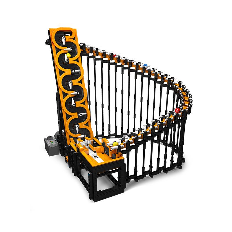 LEGO Murmelbahn mit orangener Spirale und schwarzem Gestell vor weißem Hintergrund.