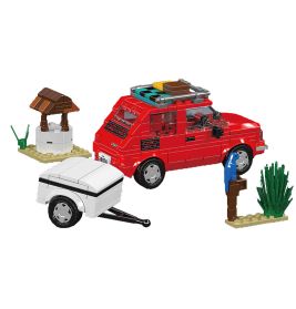 LEGO-Auto in Rot mit Dachgepäck, weißem Anhänger, einem Brunnen, Pflanzen und blauem Vogel auf einem Pfosten.