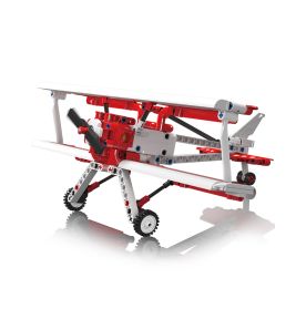 Rot-weißes Spielzeug-Doppeldeckerflugzeug im LEGO-Stil mit Propeller und Rädern vor weißem Hintergrund.