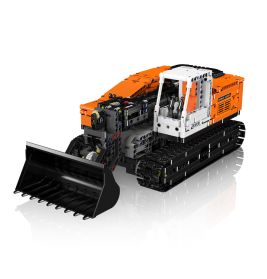 Orange-schwarzer Spielzeug-Bulldozer aus Steckbausteinen auf weißem Hintergrund.