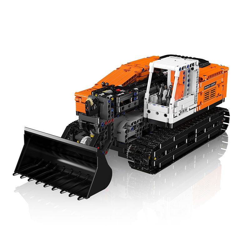 Orange-schwarzer Spielzeug-Bulldozer aus Steckbausteinen auf weißem Hintergrund. Orange-schwarzer Spielzeug-Bulldozer aus Steckbausteinen auf weißem Hintergrund.