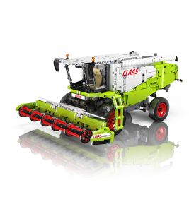 Lego-Modell eines grün-weißen CLAAS Mähdreschers mit roten Rädern auf spiegelnder Oberfläche.
