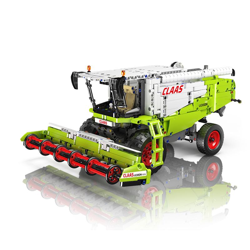 Lego-Modell eines grün-weißen CLAAS Mähdreschers mit roten Rädern auf spiegelnder Oberfläche. Lego-Modell eines grün-weißen CLAAS Mähdreschers mit roten Rädern auf spiegelnder Oberfläche.