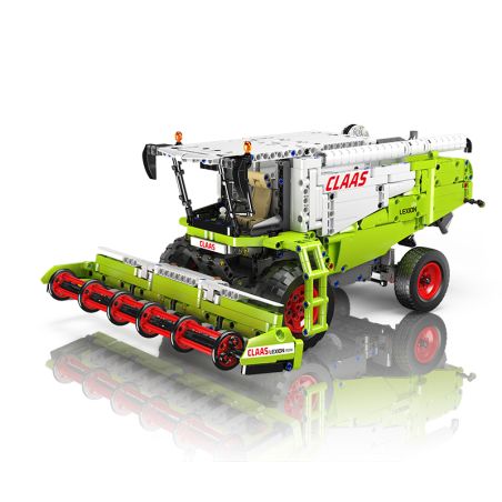 Lego-Modell eines grün-weißen CLAAS Mähdreschers mit roten Rädern auf spiegelnder Oberfläche.