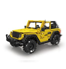 Ein gelber Spielzeug-Jeep aus Bausteinen, schräg von vorne links vor weißem Hintergrund fotografiert.