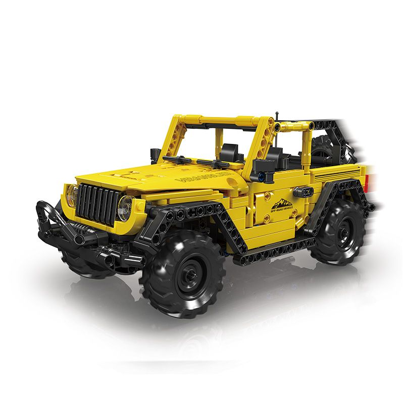 Ein gelber Spielzeug-Jeep aus Bausteinen, schräg von vorne links vor weißem Hintergrund fotografiert. Ein gelber Spielzeug-Jeep aus Bausteinen, schräg von vorne links vor weißem Hintergrund fotografiert.