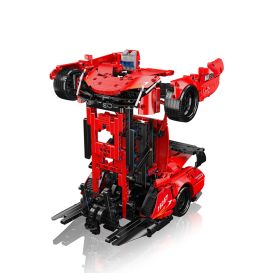 Ein rotes Spielzeugauto verwandelt sich auf weißem Hintergrund in einen stehenden Roboter mit Rädern als Armen.