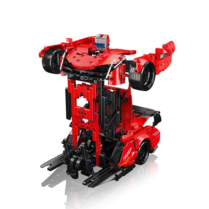 Ein rotes Spielzeugauto verwandelt sich auf weißem Hintergrund in einen stehenden Roboter mit Rädern als Armen.