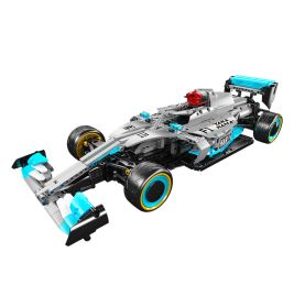 LEGO-Modell eines silber-blauen Formel-1-Autos, schräg von der Seite betrachtet.