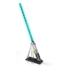LEGO-Modell eines blauen Lichtschwerts auf einem Ständer mit leuchtender, hellblauer Klinge.