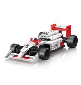Spielzeug-Rennwagen aus LEGO-ähnlichen Steinen in Rot, Weiß und Schwarz, schräg von der Seite gesehen.