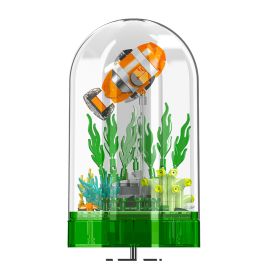 LEGO-Fische und Meerespflanzen unter einer durchsichtigen Kuppel, wie in einem Aquarium ausgestellt.