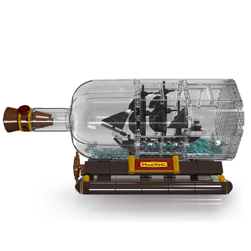LEGO-Schiff in klarer Kunststoffflasche auf braunem Ständer, verziert mit blauen Dekoelementen.