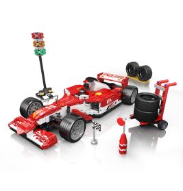 Rotes LEGO-Rennauto mit Ersatzreifen, Wagen, Ampel und Zielflagge auf weißem Hintergrund.