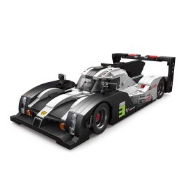 Schwarz-weißes LEGO-Rennauto mit Aufklebern und detailliertem, aerodynamischem Design.