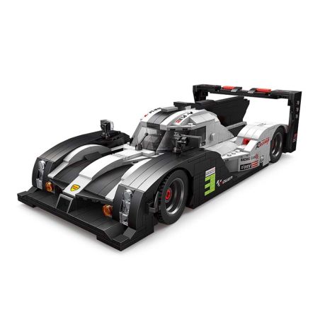 Schwarz-weißes LEGO-Rennauto mit Aufklebern und detailliertem, aerodynamischem Design.
