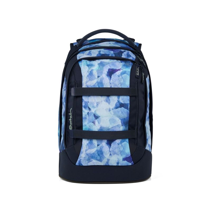 Blau-dunkelblauer Rucksack mit Aquarellmuster, Fronttasche und Seitengriff vor weißem Hintergrund.