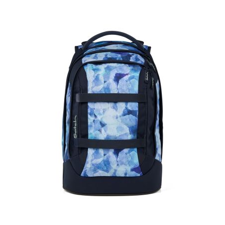 Blau-dunkelblauer Rucksack mit Aquarellmuster, Fronttasche und Seitengriff vor weißem Hintergrund.