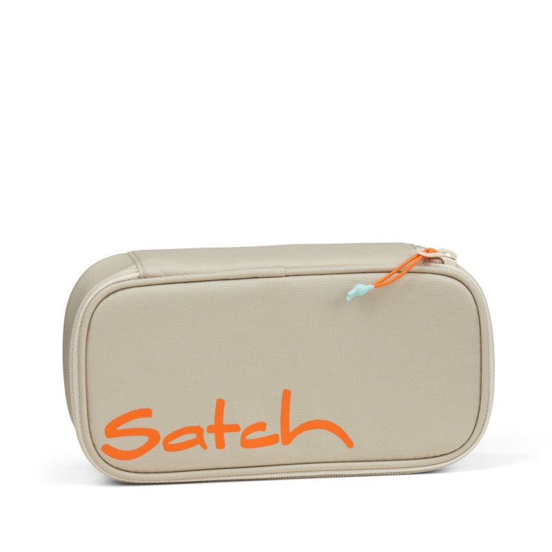 Beige Satch Schlamperbox Crossed Sand mit orangem Logo, Organizer und Geodreieck.