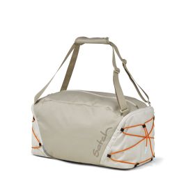 Beiger Duffelbag mit orangen Bungeeseilen an den Seiten und Satch-Logo auf der Vorderseite.