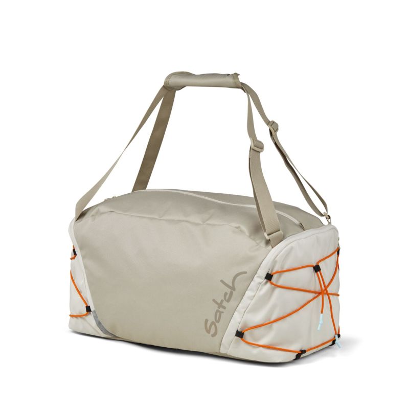 Beiger Duffelbag mit orangen Bungeeseilen an den Seiten und Satch-Logo auf der Vorderseite. Beiger Duffelbag mit orangen Bungeeseilen an den Seiten und Satch-Logo auf der Vorderseite.