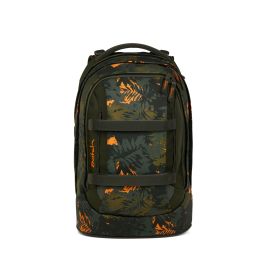 Grün-orangefarbener Camouflage-Rucksack mit mehreren Fächern und Frontgurten vor weißem Hintergrund.