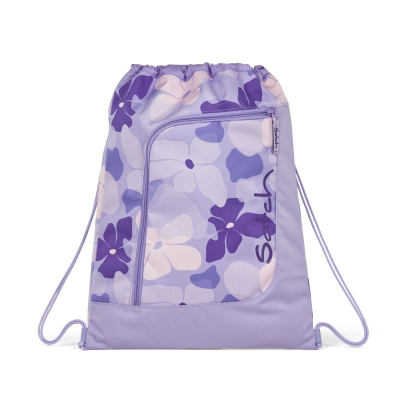 Lila Rucksack mit Blumenmuster, Frontreißverschluss und Satch-Logo seitlich.