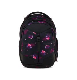 Schwarzer Rucksack mit pink-lila Blumenmuster steht aufrecht vor weißem Hintergrund.