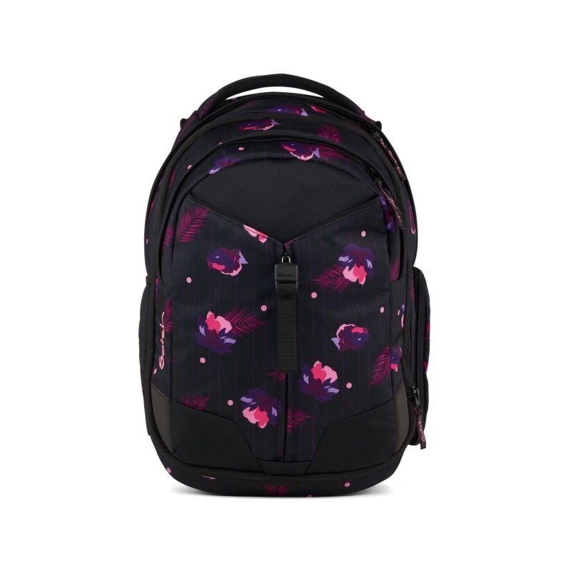 Schwarzer Rucksack mit pink-lila Blumenmuster steht aufrecht vor weißem Hintergrund. Schwarzer Rucksack mit pink-lila Blumenmuster steht aufrecht vor weißem Hintergrund.