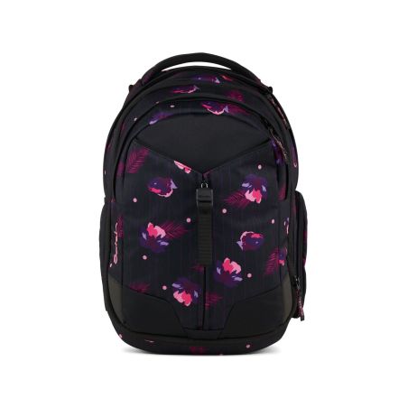 Schwarzer Rucksack mit pink-lila Blumenmuster steht aufrecht vor weißem Hintergrund.