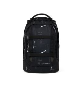 Schwarzer Rucksack mit abstraktem weiß-grauem Muster, Frontgriff und Reißverschlussfächern vor Weiß.