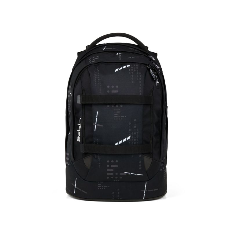 Schwarzer Rucksack mit abstraktem weiß-grauem Muster, Frontgriff und Reißverschlussfächern vor Weiß. Schwarzer Rucksack mit abstraktem weiß-grauem Muster, Frontgriff und Reißverschlussfächern vor Weiß.